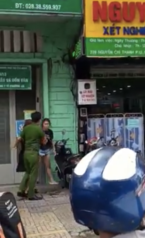 Using iron sticks to hit BMW cars, the youths were chased by a female driver holding an umbrella on the streets of Saigon - Photo 4.