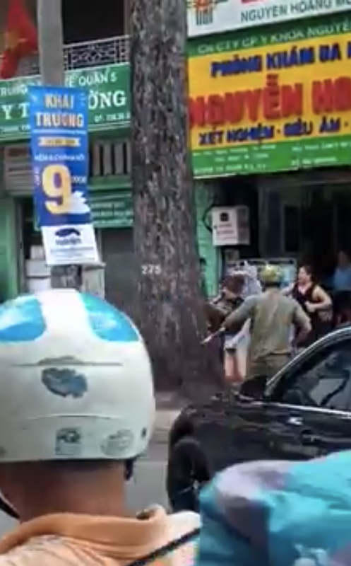 Using iron sticks to hit BMW cars, the youths were chased by a female driver holding an umbrella on the streets of Saigon - Photo 1.