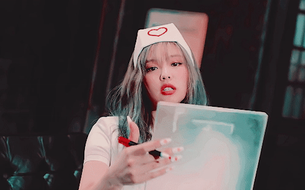 Ý kiến dân Hàn về scandal tình dục hóa outfit của Jennie: Y tá thấy khó chịu nhưng người thường cho rằng đây là tiêu chuẩn kép? - Ảnh 1.