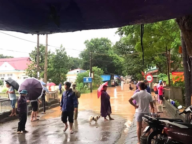 L&agrave;o Cai mưa lớn kỷ lục 63 năm qua g&acirc;y ngập lụt cuốn tr&ocirc;i nh&agrave; d&acirc;n, b&eacute; 3 tuổi tử vong - Ảnh 1.