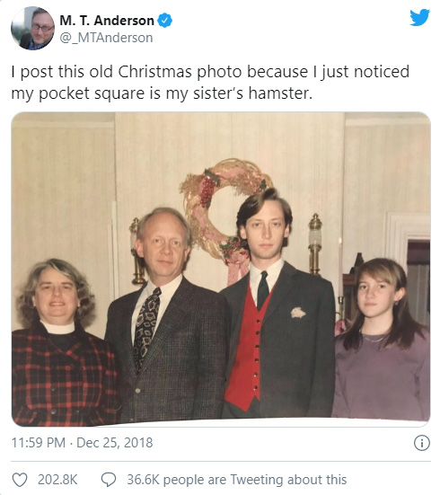 Bức ảnh chụp kỷ niệm dịp Giáng sinh của gia đình 4 người không thể bình thường hơn nhưng chứa đựng chi tiết đặc biệt khiến MXH xôn xao - Ảnh 3.