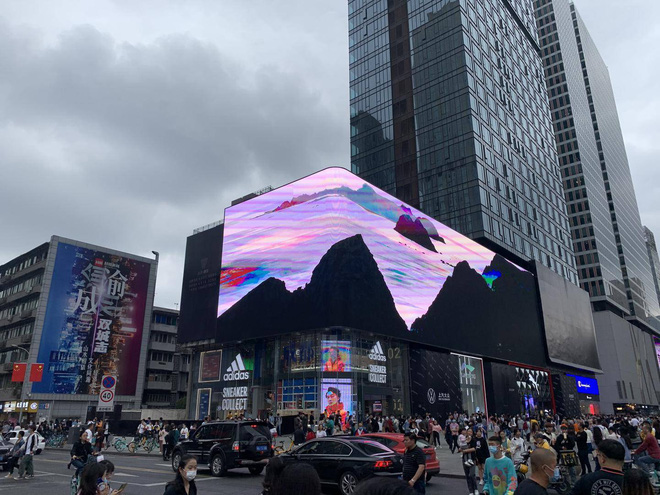 Trung Quốc: Tàu vũ trụ bay ra ngoài màn hình khiến người xem há hốc mồm - Ảnh 3.