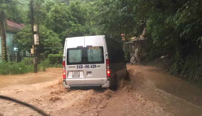 L&agrave;o Cai mưa lớn kỷ lục 63 năm qua g&acirc;y ngập lụt cuốn tr&ocirc;i nh&agrave; d&acirc;n, b&eacute; 3 tuổi tử vong - Ảnh 4.