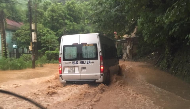 Lào Cai mưa lớn kỷ lục 63 năm qua gây ngập lụt cuốn trôi nhà dân, bé 3 tuổi tử vong - Ảnh 4.