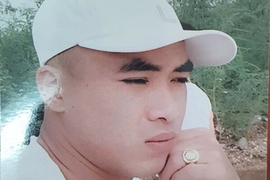 Vỏ bọc ho&agrave;n hảo của t&uacute; &ocirc;ng đường d&acirc;y b&aacute;n d&acirc;m tr&ecirc;n... du thuyền Vịnh Hạ Long - Ảnh 1.