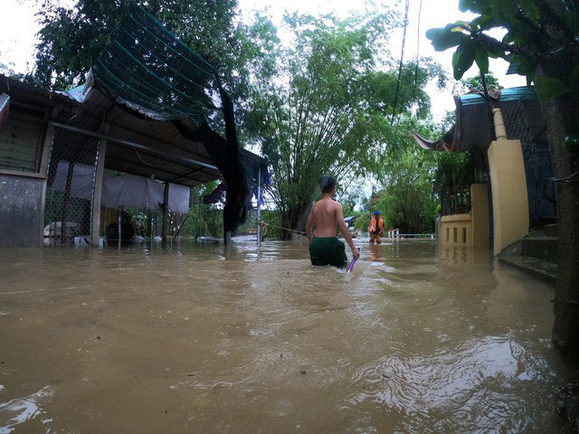 Người dân đi lại khó khăn, sinh viên hì hục tát nước ở khu vực ngập sâu tại TP. Huế - Ảnh 4.