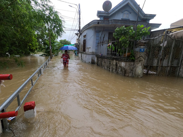 Người dân đi lại khó khăn, sinh viên hì hục tát nước ở khu vực ngập sâu tại TP. Huế - Ảnh 5.