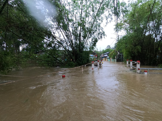 Người dân đi lại khó khăn, sinh viên hì hục tát nước ở khu vực ngập sâu tại TP. Huế - Ảnh 6.