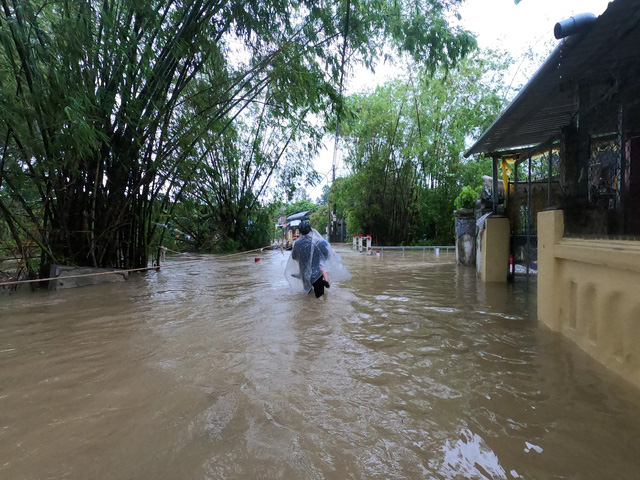 Người dân đi lại khó khăn, sinh viên hì hục tát nước ở khu vực ngập sâu tại TP. Huế - Ảnh 7.