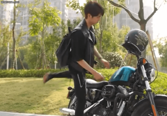 Trước tai nạn đường đua, Vương Nhất Bác đam mê mô-tô đến mức rịn ga cả trên phim - Ảnh 3.