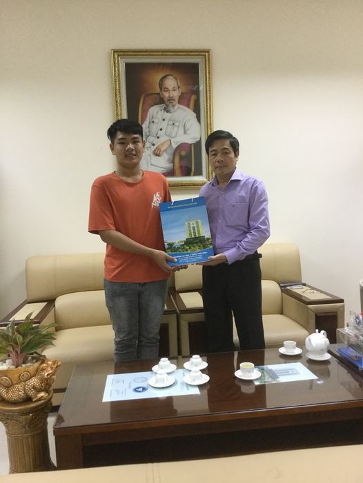 A 10-year-old student carrying his friend received gifts, free tuition for 6 years from the Thai Binh Pharmacy and Medical Director, and revealed a significant name for the first time - Photo 1.