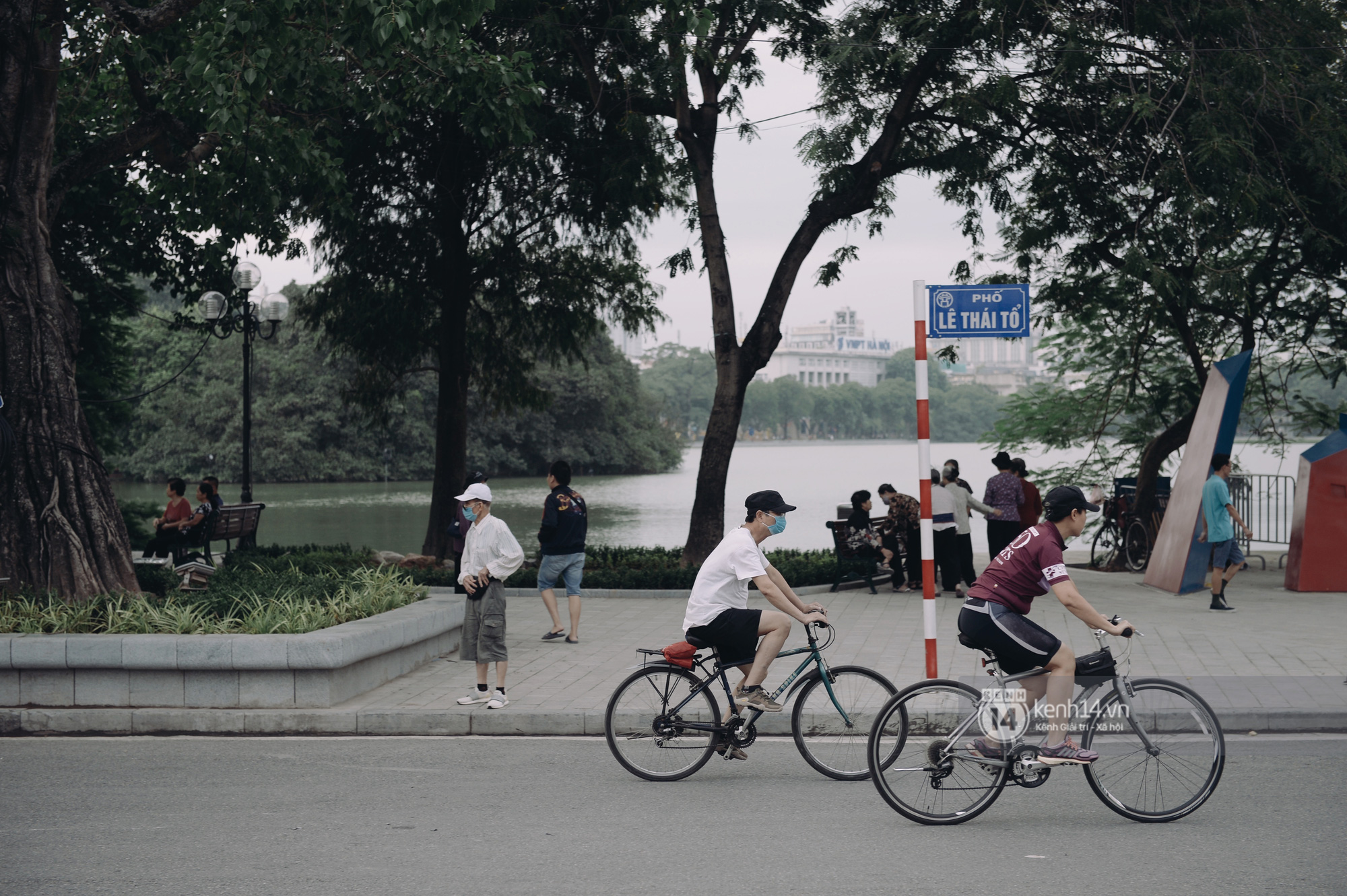 Hanoi is great in the royal autumn, why not put all your worries aside and enjoy it.  - Photo 2.