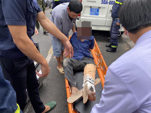 Giải cứu nam công nhân bị trượt ngã gãy xương đùi, mắc kẹt trên mái nhà ở Sài Gòn - Ảnh 3.