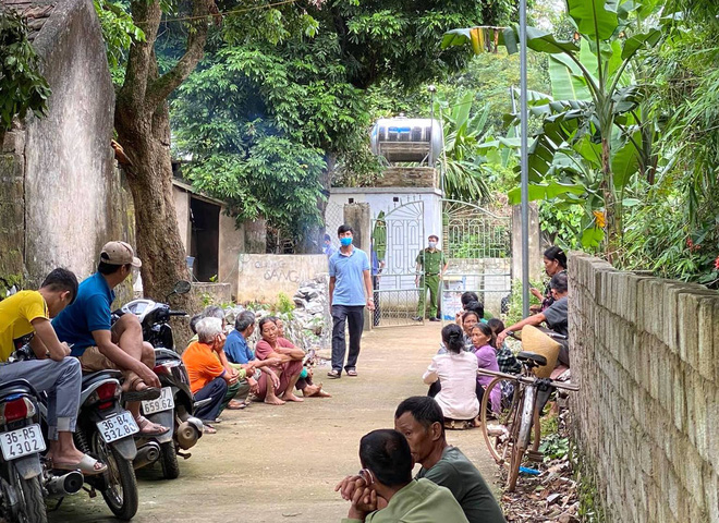 Vụ 2 vợ chồng già tử vong trong đêm: 2 người nằm cùng góc sân, bị chém nhiều nhát bằng dao gọt hoa quả - Ảnh 2.