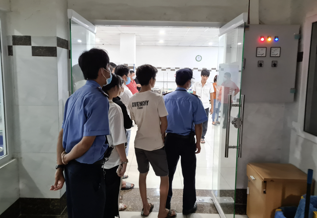 B&igrave;nh Dương: Vợ bất ngờ tử vong sau ca tiểu phẫu trị đau lưng, chồng v&agrave; người nh&agrave; v&acirc;y bệnh viện đ&ograve;i l&agrave;m r&otilde; - Ảnh 2.