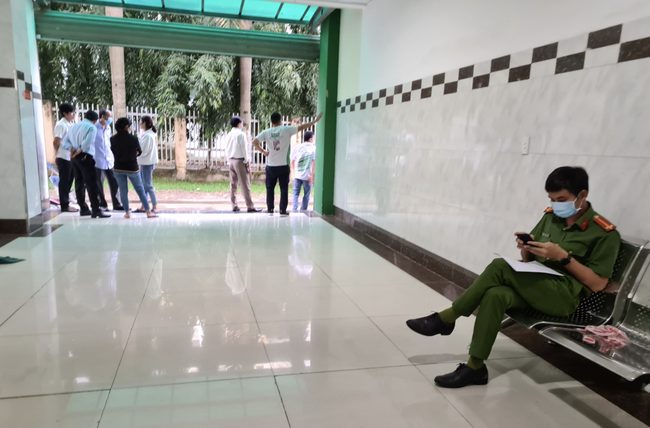 B&igrave;nh Dương: Vợ bất ngờ tử vong sau ca tiểu phẫu trị đau lưng, chồng v&agrave; người nh&agrave; v&acirc;y bệnh viện đ&ograve;i l&agrave;m r&otilde; - Ảnh 3.