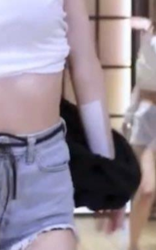 BLACKPINK tung video vũ đạo mới, fan chưa kịp vui đ&atilde; soi ra chi tiết đ&aacute;ng b&aacute;o động ở c&aacute;nh tay của Ros&eacute; - Ảnh 4.