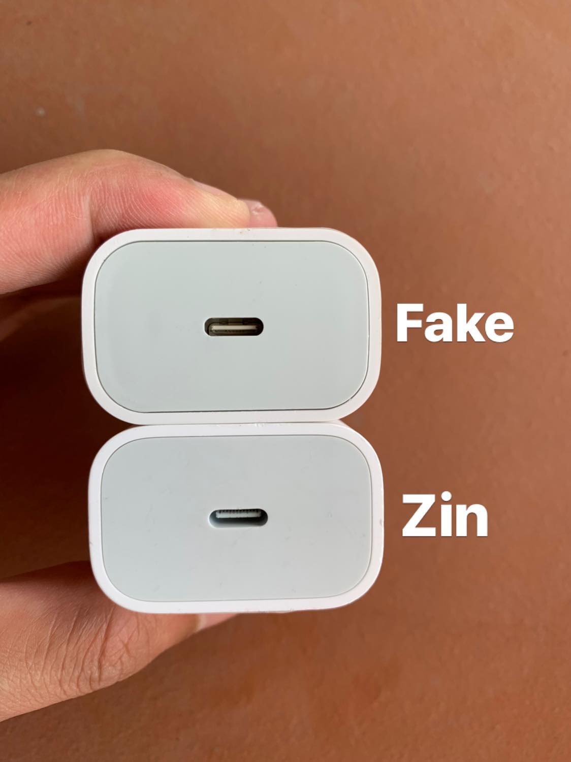 Cộng đồng mạng dậy s&oacute;ng với c&aacute;ch ph&acirc;n biệt sạc nhanh ch&iacute;nh h&atilde;ng Apple - Ảnh 2.