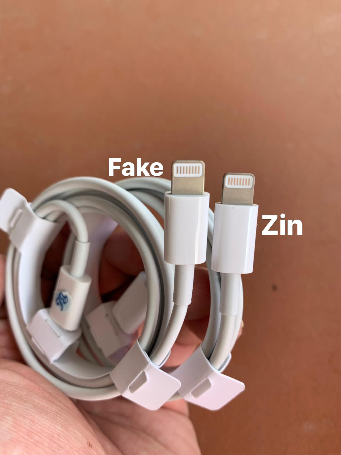 Cộng đồng mạng dậy s&oacute;ng với c&aacute;ch ph&acirc;n biệt sạc nhanh ch&iacute;nh h&atilde;ng Apple - Ảnh 9.