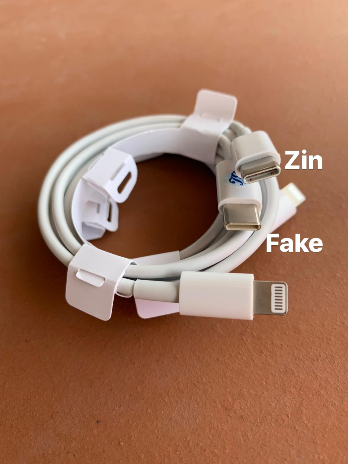 Cộng đồng mạng dậy s&oacute;ng với c&aacute;ch ph&acirc;n biệt sạc nhanh ch&iacute;nh h&atilde;ng Apple - Ảnh 6.