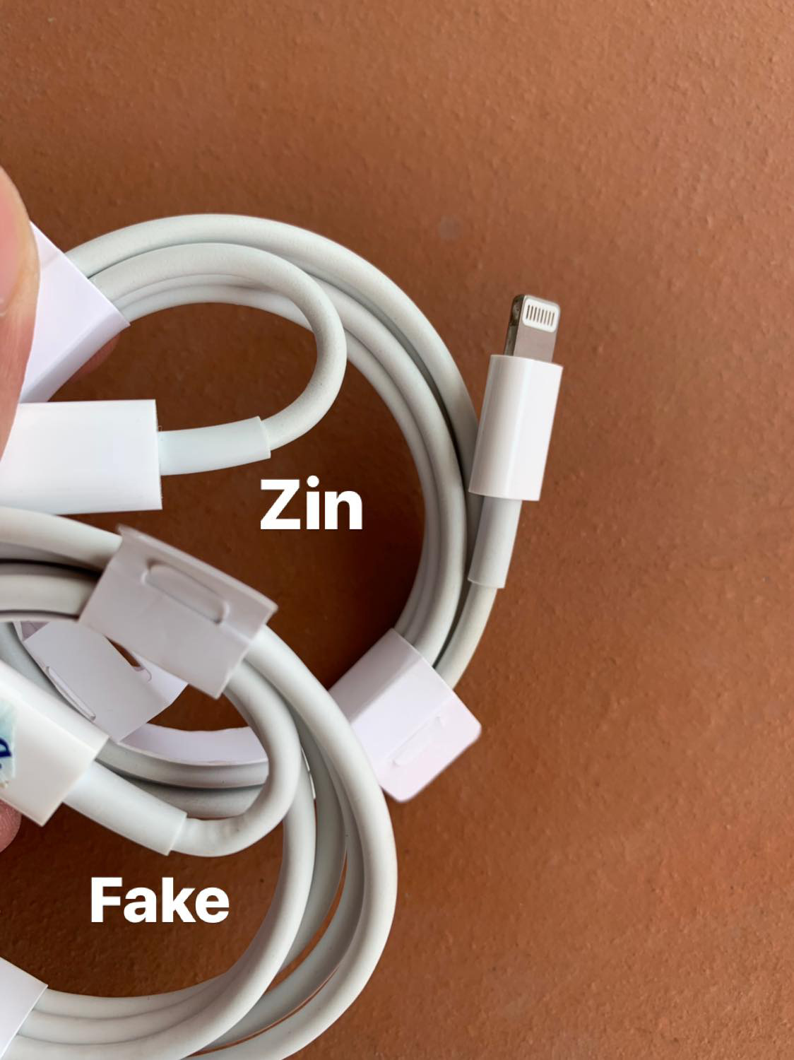 Cộng đồng mạng dậy s&oacute;ng với c&aacute;ch ph&acirc;n biệt sạc nhanh ch&iacute;nh h&atilde;ng Apple - Ảnh 7.