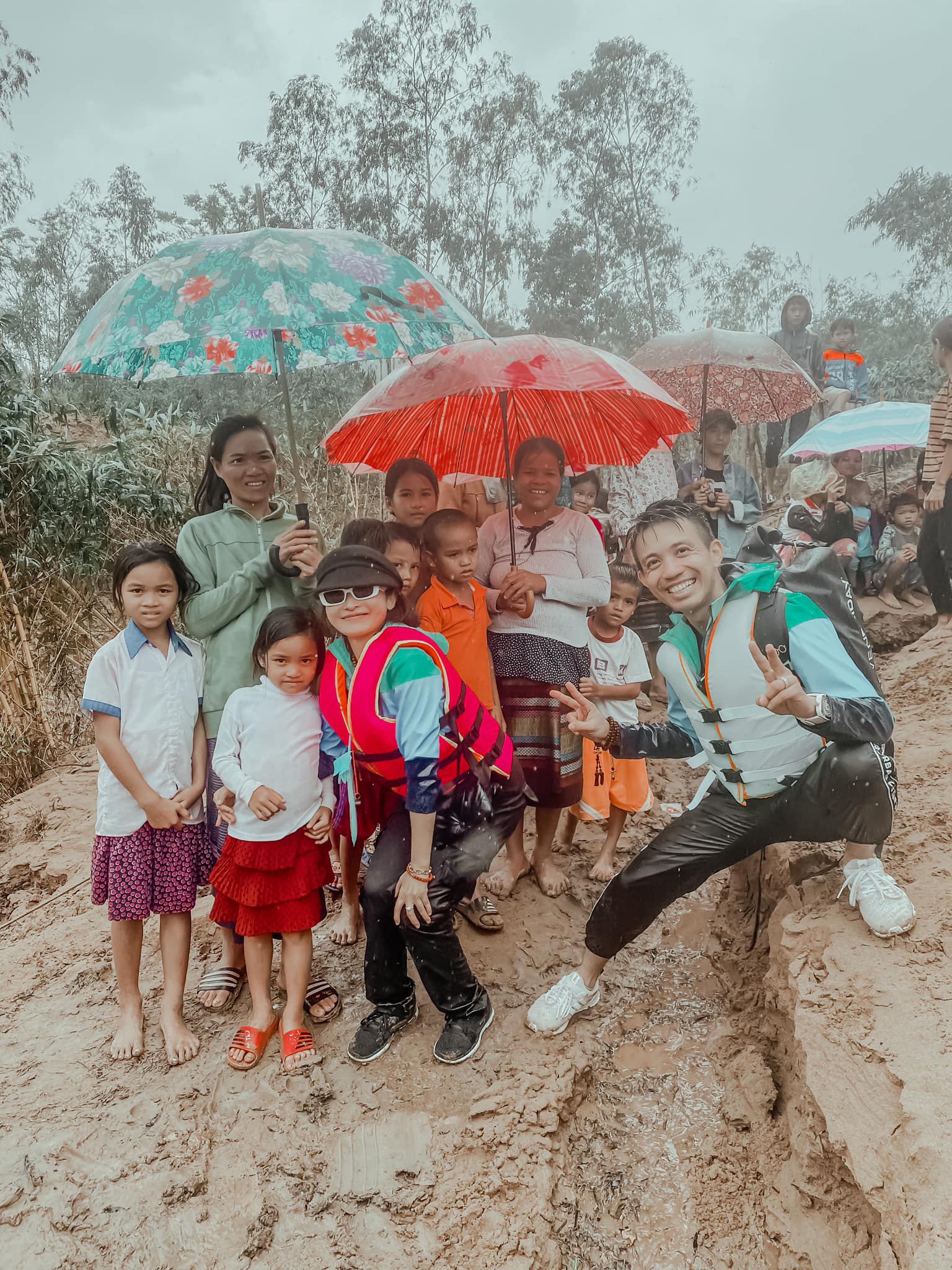 Dai Gia Minh Plastic and his wife came to Quang Binh to support the people of the floodplain: I came here because I like it and my heart is calling - Photo 1.