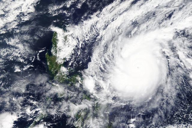 Siêu bão Goni đổ bộ Philippines mang theo gió mạnh dữ dội và mưa cực lớn, gây lở đất - Ảnh 1.