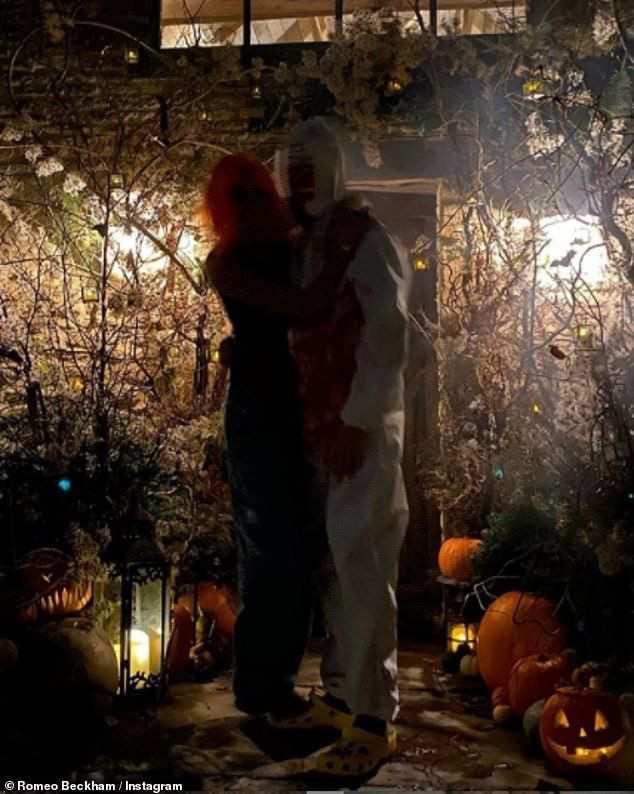 Điển trai cũng là cái khổ: David Beckham kỳ công lên đồ để dọa các fan dịp Halloween, các fan chẳng những không sợ lại còn thi nhau vào thả tim - Ảnh 3.