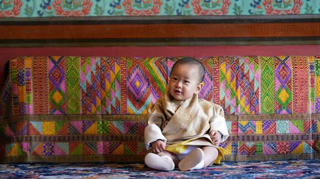 Vợ chồng Hoàng hậu vạn người mê Bhutan chia sẻ ảnh mới với 2 con, Hoàng tử út hiếm hoi lộ diện, gây chú ý với vẻ ngoài - Ảnh 4.