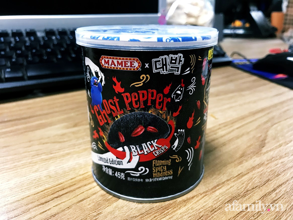 Review 2 món đối lập: Siêu cay với snack khoai tây chiên màu đen và ngọt lừ với kẹo socola bọc dâu tây, đâu mới là món ăn vặt bạn nên mua trong tầm giá dưới 100K? - Ảnh 1. Review 2 món đối lập: Siêu cay với snack khoai tây chiên màu đen và ngọt lừ với kẹo socola bọc dâu tây, đâu mới là món ăn vặt bạn nên mua trong tầm giá dưới 100K? - Ảnh 1.