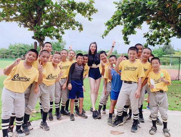 Đến trường tiểu học đón con, vừa nhìn thấy cô giáo, bà mẹ đùng đùng đòi đổi giáo viên vì: Thế này hư hết các cháu! - Ảnh 2.