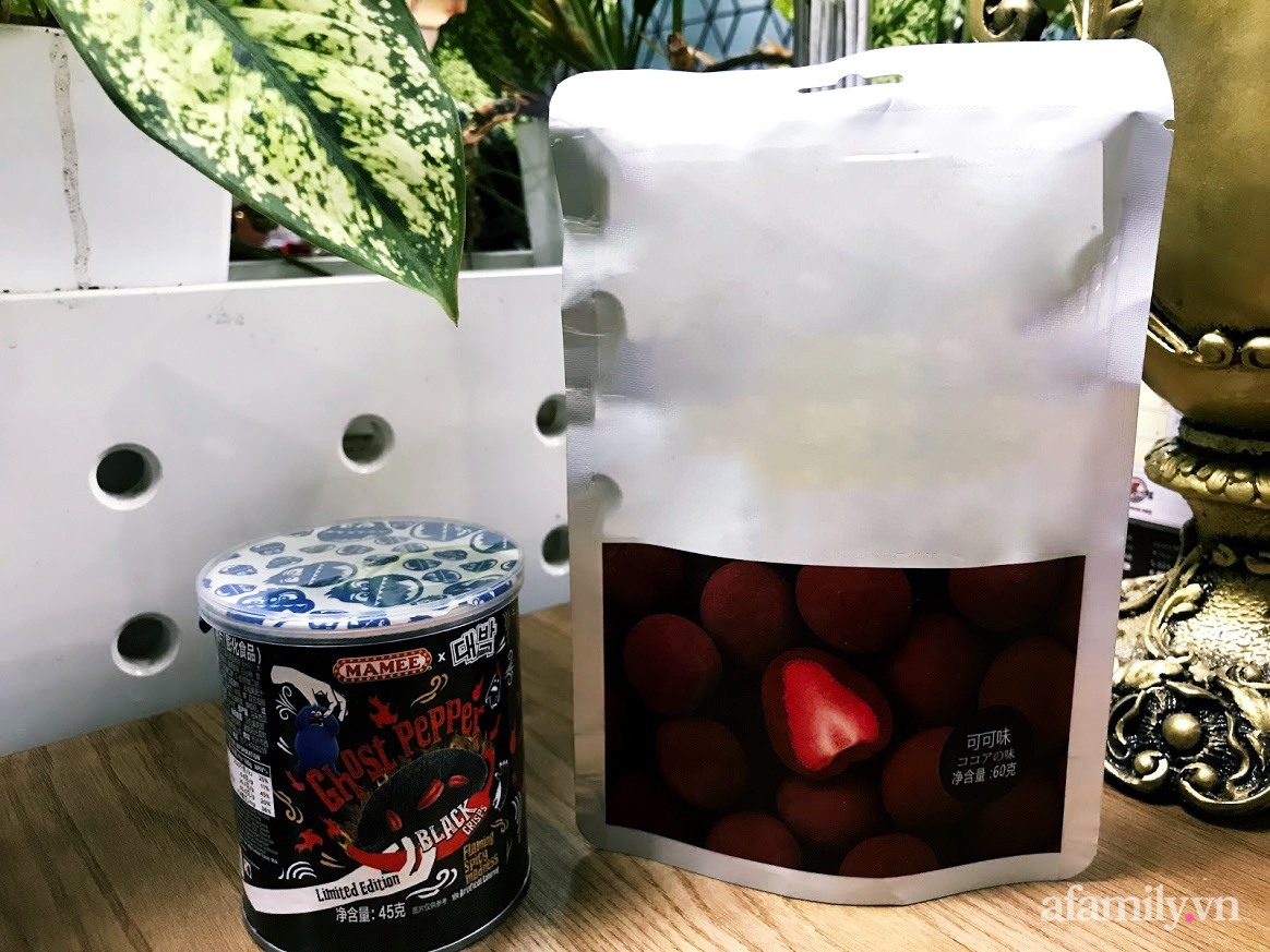 Review 2 món đối lập: Siêu cay với snack khoai tây chiên màu đen và ngọt lừ với kẹo socola bọc dâu tây, đâu mới là món ăn vặt bạn nên mua trong tầm giá dưới 100K? - Ảnh 15. Review 2 món đối lập: Siêu cay với snack khoai tây chiên màu đen và ngọt lừ với kẹo socola bọc dâu tây, đâu mới là món ăn vặt bạn nên mua trong tầm giá dưới 100K? - Ảnh 15.