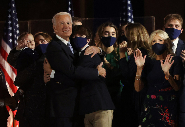 Bằng tuổi “Hoàng tử Nhà Trắng” Barron Trump, cháu trai của ông Joe Biden cũng gây chú ý nhờ vẻ ngoài anh tuấn cùng chiều cao khủng - Ảnh 3.