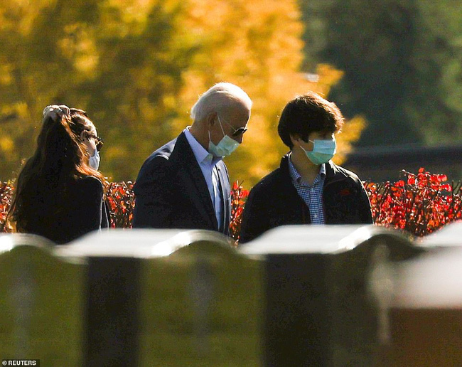 Bằng tuổi “Hoàng tử Nhà Trắng” Barron Trump, cháu trai của ông Joe Biden cũng gây chú ý nhờ vẻ ngoài anh tuấn cùng chiều cao khủng - Ảnh 2.