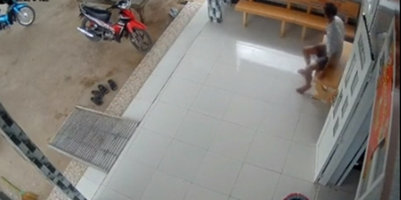 Nghe tin con gái đi học xa sắp về, mẹ liền gửi đoạn video ghi hành động lạ của bố khiến cô khóc nức nở - Ảnh 1.