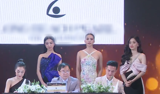 Ng&atilde; ngửa body Tiểu Vy qua ảnh đ&atilde; chỉnh v&agrave; tr&ecirc;n livestream: Lộ loạt khuyết điểm v&igrave; v&aacute;y hiểm h&oacute;c, nhan sắc c&oacute; như kỳ vọng? - Ảnh 5.