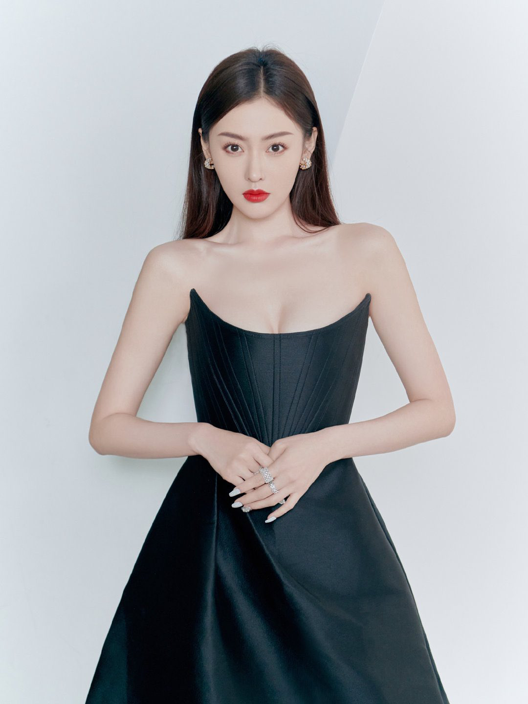 Đụng váy trễ nải: Seo Ye Ji khoe vòng 1 sexy nghẹt thở, Trương Thiên Ái cũng 1 chín 1 mười - Ảnh 4. Đụng váy trễ nải: Seo Ye Ji khoe vòng 1 sexy nghẹt thở, Trương Thiên Ái cũng 1 chín 1 mười - Ảnh 4.