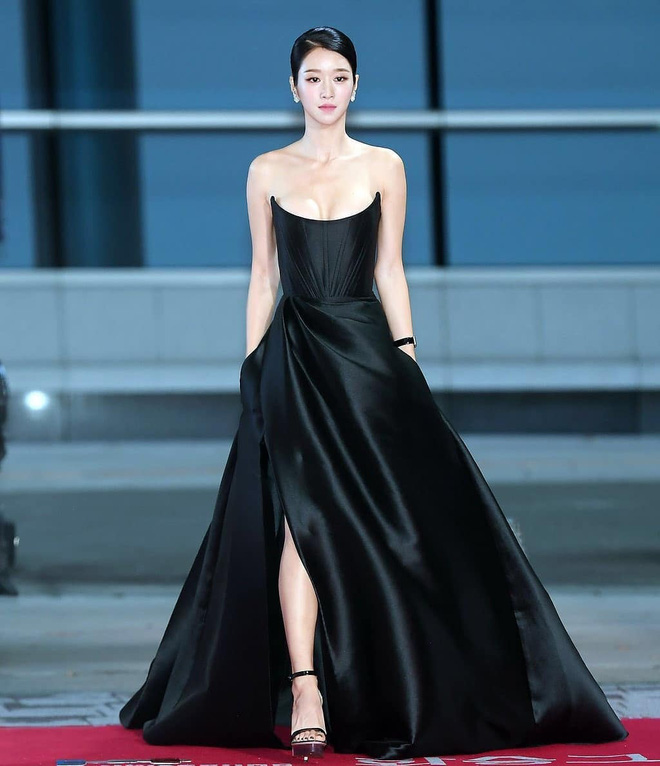 Đụng váy trễ nải: Seo Ye Ji khoe vòng 1 sexy nghẹt thở, Trương Thiên Ái cũng 1 chín 1 mười - Ảnh 2. Đụng váy trễ nải: Seo Ye Ji khoe vòng 1 sexy nghẹt thở, Trương Thiên Ái cũng 1 chín 1 mười - Ảnh 2.