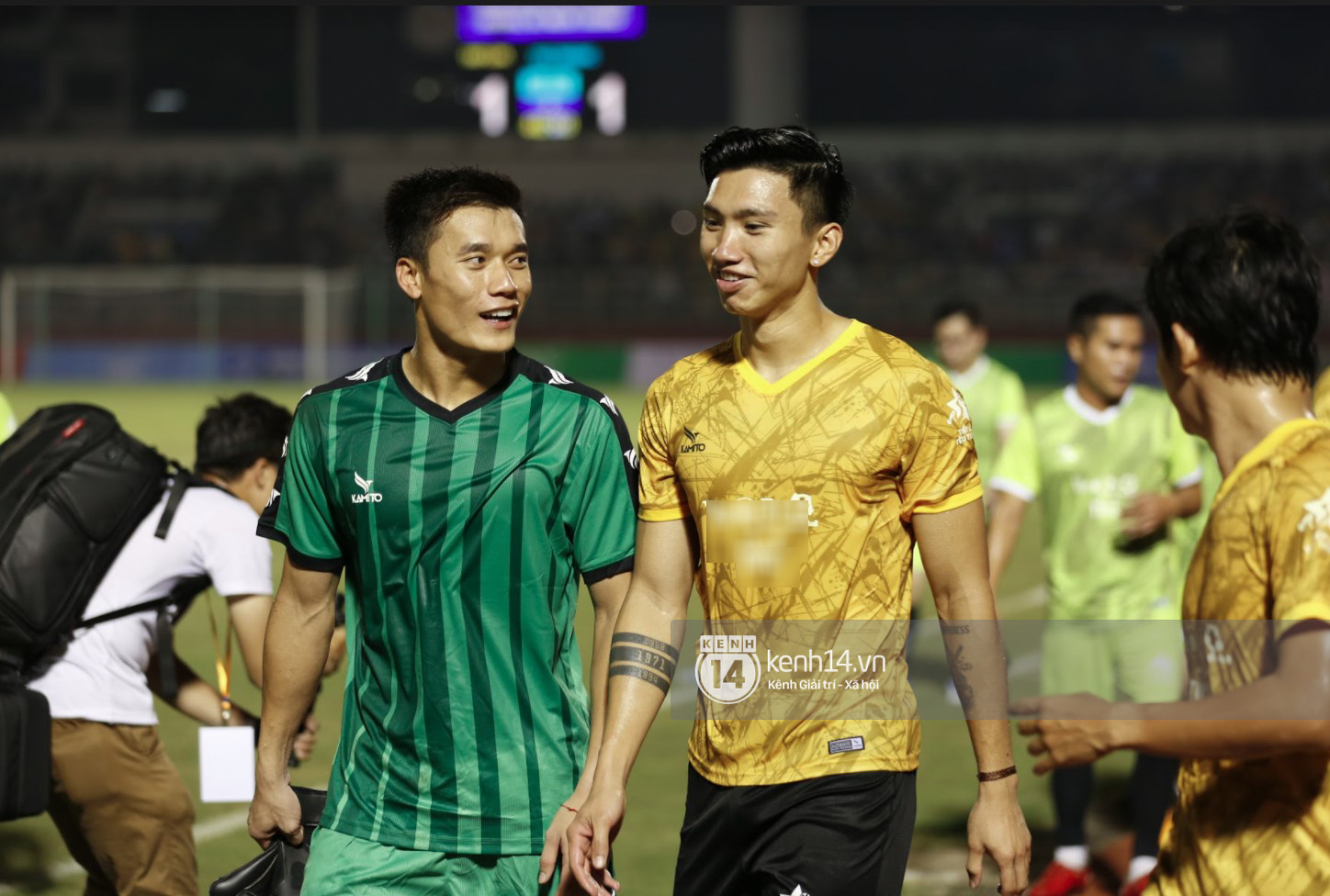 The cast of Vietnamese players and stars burned tremendously at the Central football game, the moment Jack - Quang Hai shared a feverish picture - Photo 10.