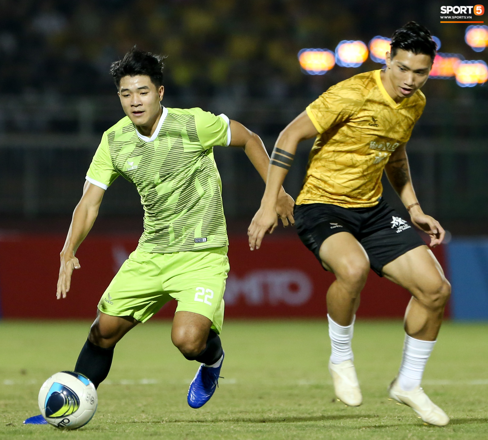 Đức Chinh khổ nhất trận b&oacute;ng Tiếp lửa y&ecirc;u thương: Bị Văn Hậu lấy thịt đ&egrave; người, Th&agrave;nh Chung dằn mặt - Ảnh 1.