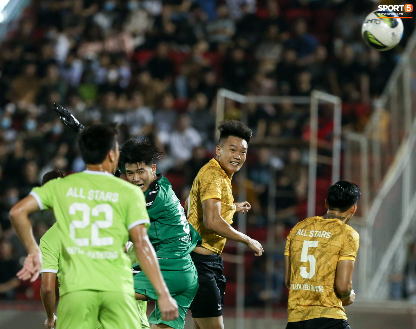 Đức Chinh khổ nhất trận b&oacute;ng Tiếp lửa y&ecirc;u thương: Bị Văn Hậu lấy thịt đ&egrave; người, Th&agrave;nh Chung dằn mặt - Ảnh 6.