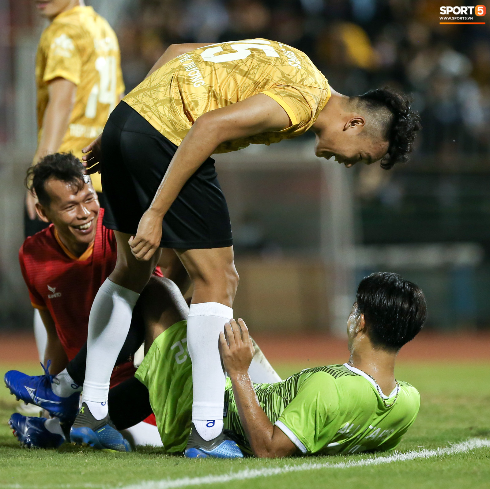 Đức Chinh khổ nhất trận b&oacute;ng Tiếp lửa y&ecirc;u thương: Bị Văn Hậu lấy thịt đ&egrave; người, Th&agrave;nh Chung dằn mặt - Ảnh 4.