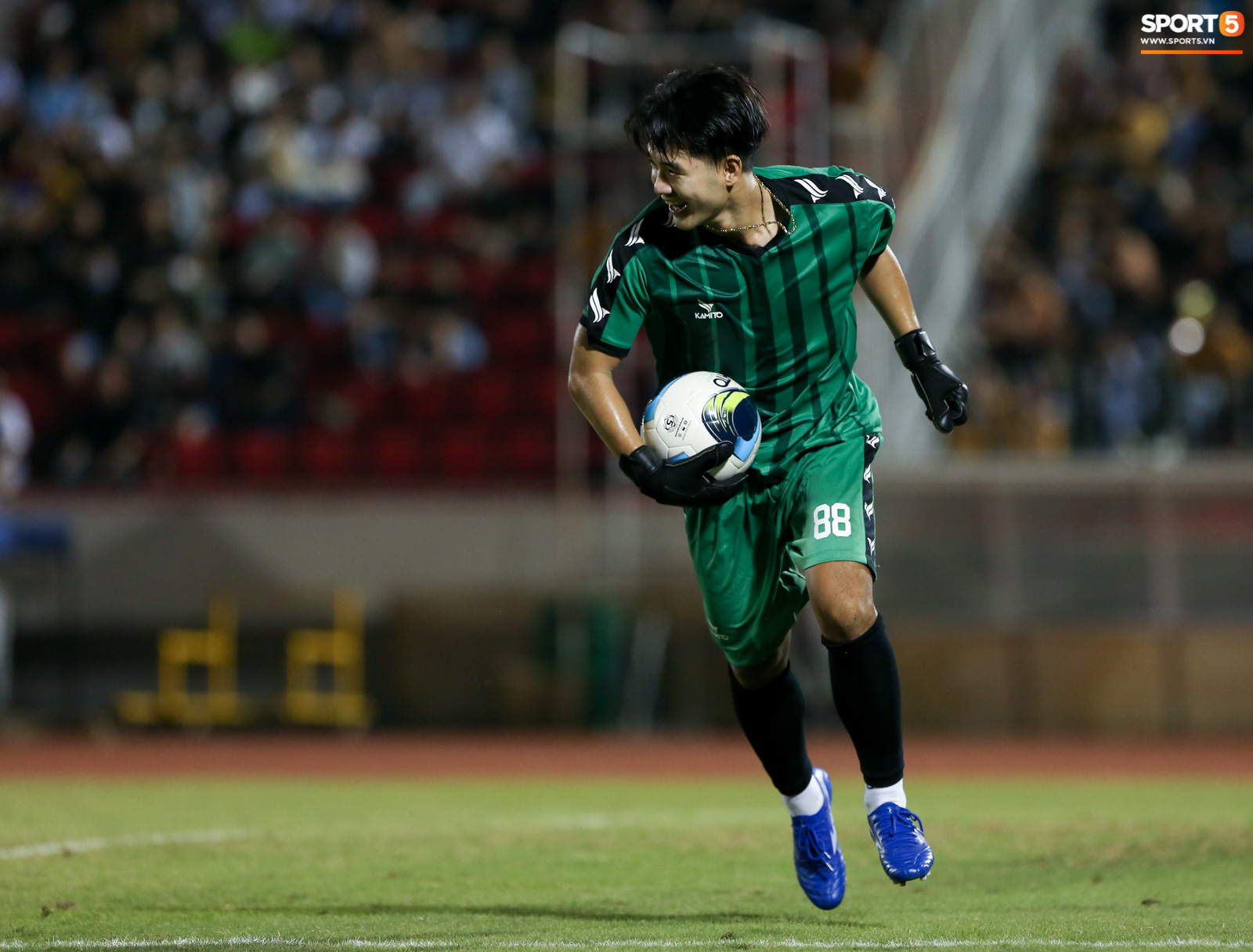 Đức Chinh khổ nhất trận b&oacute;ng Tiếp lửa y&ecirc;u thương: Bị Văn Hậu lấy thịt đ&egrave; người, Th&agrave;nh Chung dằn mặt - Ảnh 8.