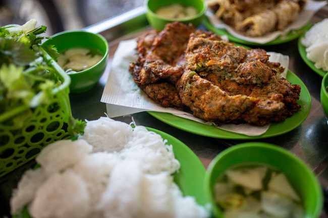 Báo nước ngoài đưa tin về hàng chả rươi 30 năm đông khách nhất nhì Hà Nội, món ăn trông thì rùng mình nhưng ăn vào lại thấy vị bất ngờ - Ảnh 1.
