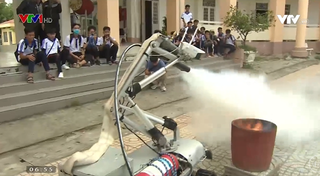 Nhóm học sinh cấp 3 sáng chế robot cứu hỏa - Ảnh 1.
