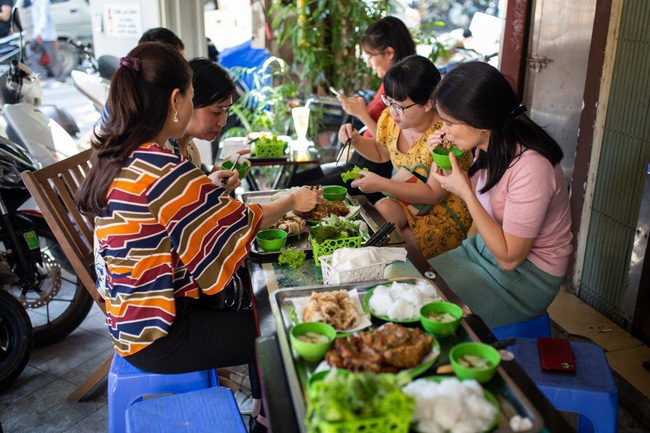 Báo nước ngoài đưa tin về hàng chả rươi 30 năm đông khách nhất nhì Hà Nội, món ăn trông thì rùng mình nhưng ăn vào lại thấy vị bất ngờ - Ảnh 5.