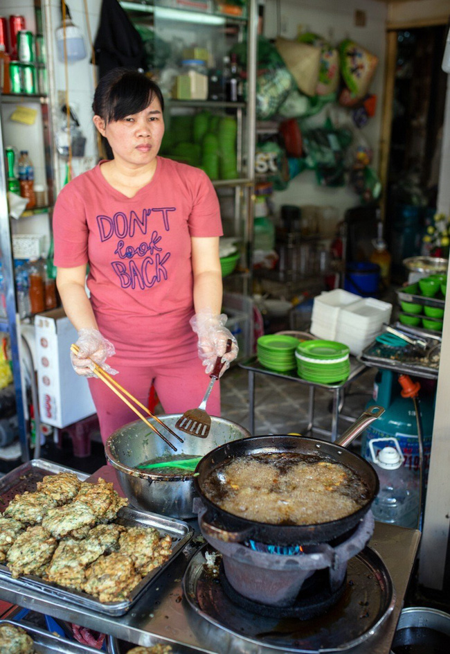 Báo nước ngoài đưa tin về hàng chả rươi 30 năm đông khách nhất nhì Hà Nội, món ăn trông thì rùng mình nhưng ăn vào lại thấy vị bất ngờ - Ảnh 7.