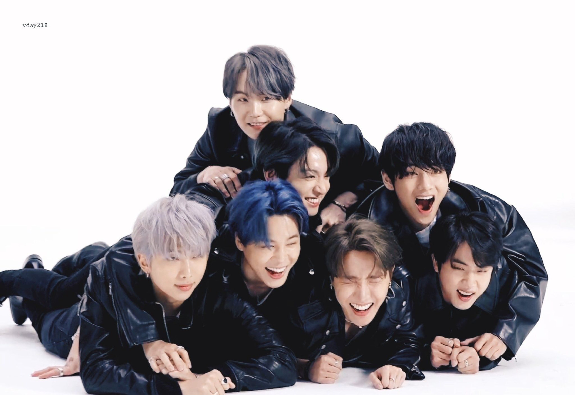 Túi đi chợ in hình bìa album của BTS được bán với giá gần