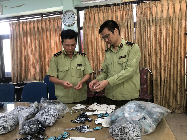 Tạm giữ hơn 124.000 quần áo giả nhãn hiệu thời trang cao cấp - Ảnh 1.