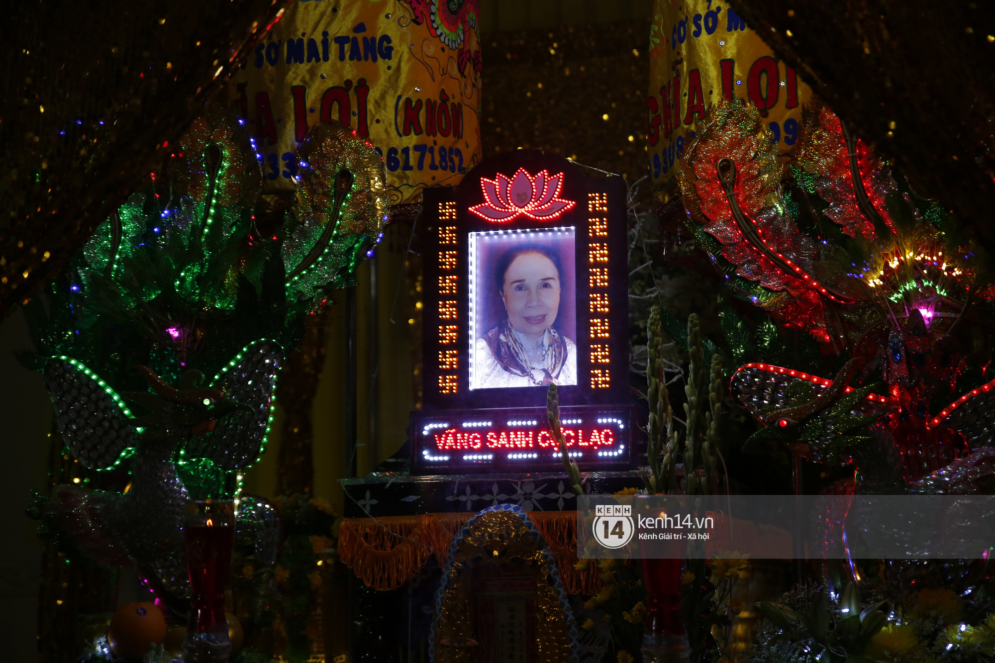 Funeral of artist Anh Hoa: Hieu Hien burst into tears, Ngoc Lan and the Vietnamese stars fell silent before the temptation of their colleagues - Photo 2.